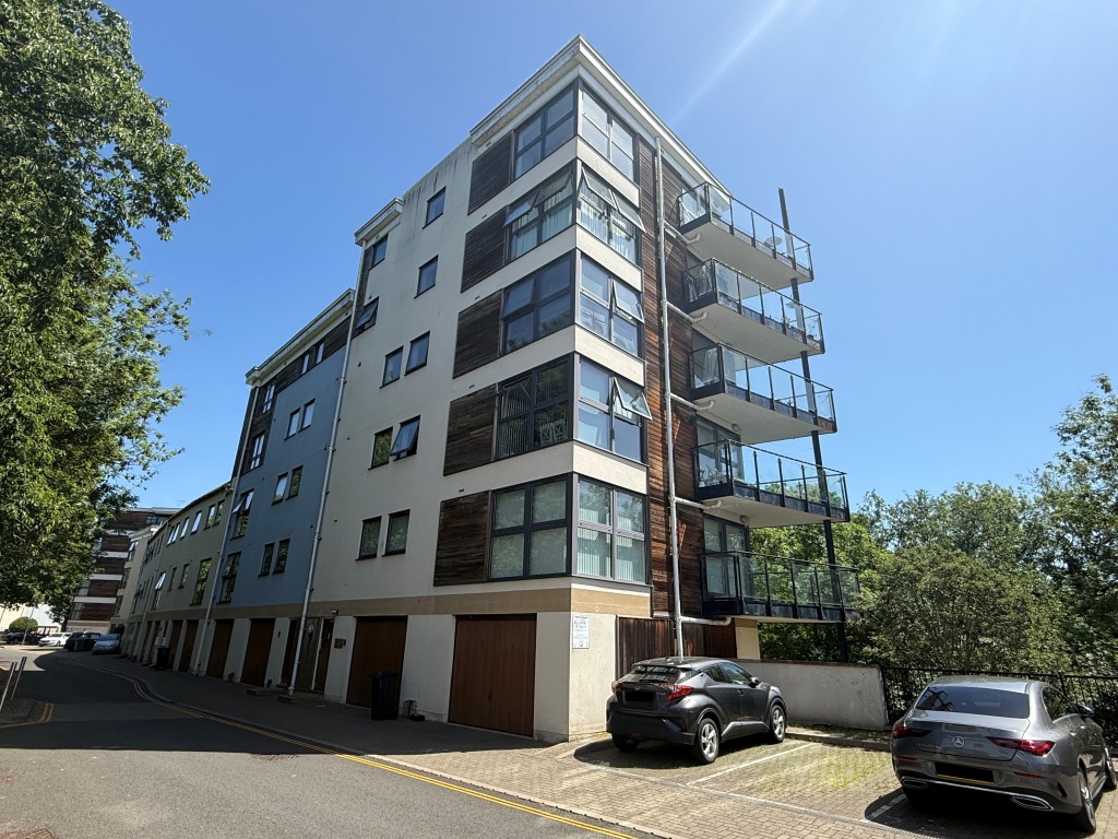Lot: 108 - TWO-BEDROOM FLAT FOR REPAIR - Purpose built block of flats